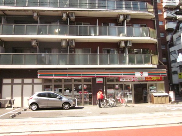 Convenience store. 5m to Seven-Eleven (convenience store)