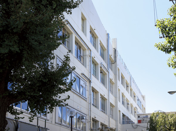 Surrounding environment. Municipal Kashiwaba junior high school (13 mins / About 980m)