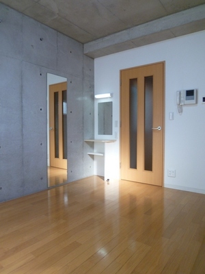 Living and room. Driving range wall of concrete