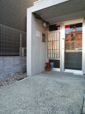 lobby. Auto lock & mailbox