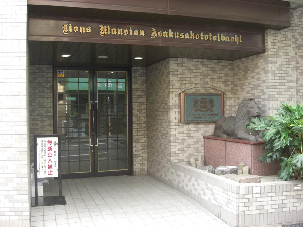 Entrance. Common areas