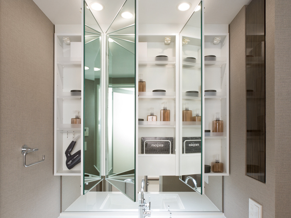 Bathing-wash room.  [Three-sided mirror with vanity] Adopt a three-sided mirror with vanity with the combined three-sided mirror under mirror for children's eyes. Ensure the storage rack on the back side of the three-sided mirror. You can organize clutter, such as skin care and hair care products. Also storage rack is clean and maintain because it is clean and remove.