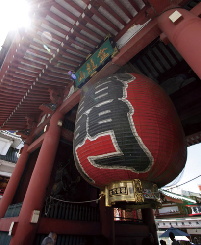 Surrounding environment. Kaminarimon (about 900m ・ 12 mins) Senso-ji temple town (about 1300m). Nakamise, etc., such as the long-established gourmet and always fair, Tourist city downtown emotion overflowing.