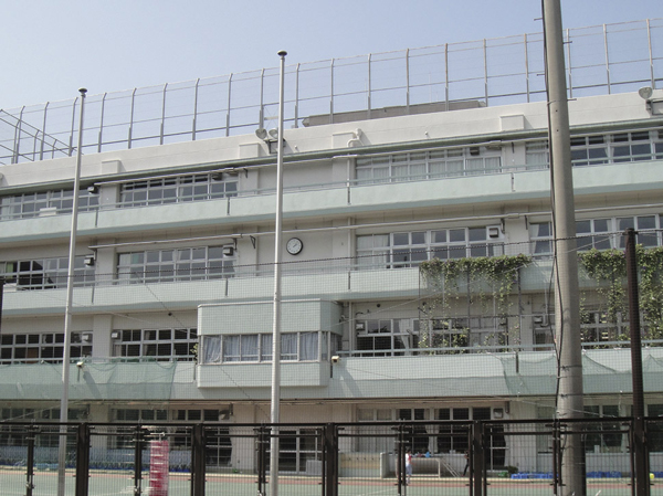 Surrounding environment. Ward Kuramae elementary school (about 410m ・ As one of the 6-minute walk) distinctive educational activities, Implement the rice farming as a learning experience of farm work in Nagareyama. There is a lawn in the schoolyard, We are pleased to students. It is provided which is a special class for premature infants "Himawari class". (2012)