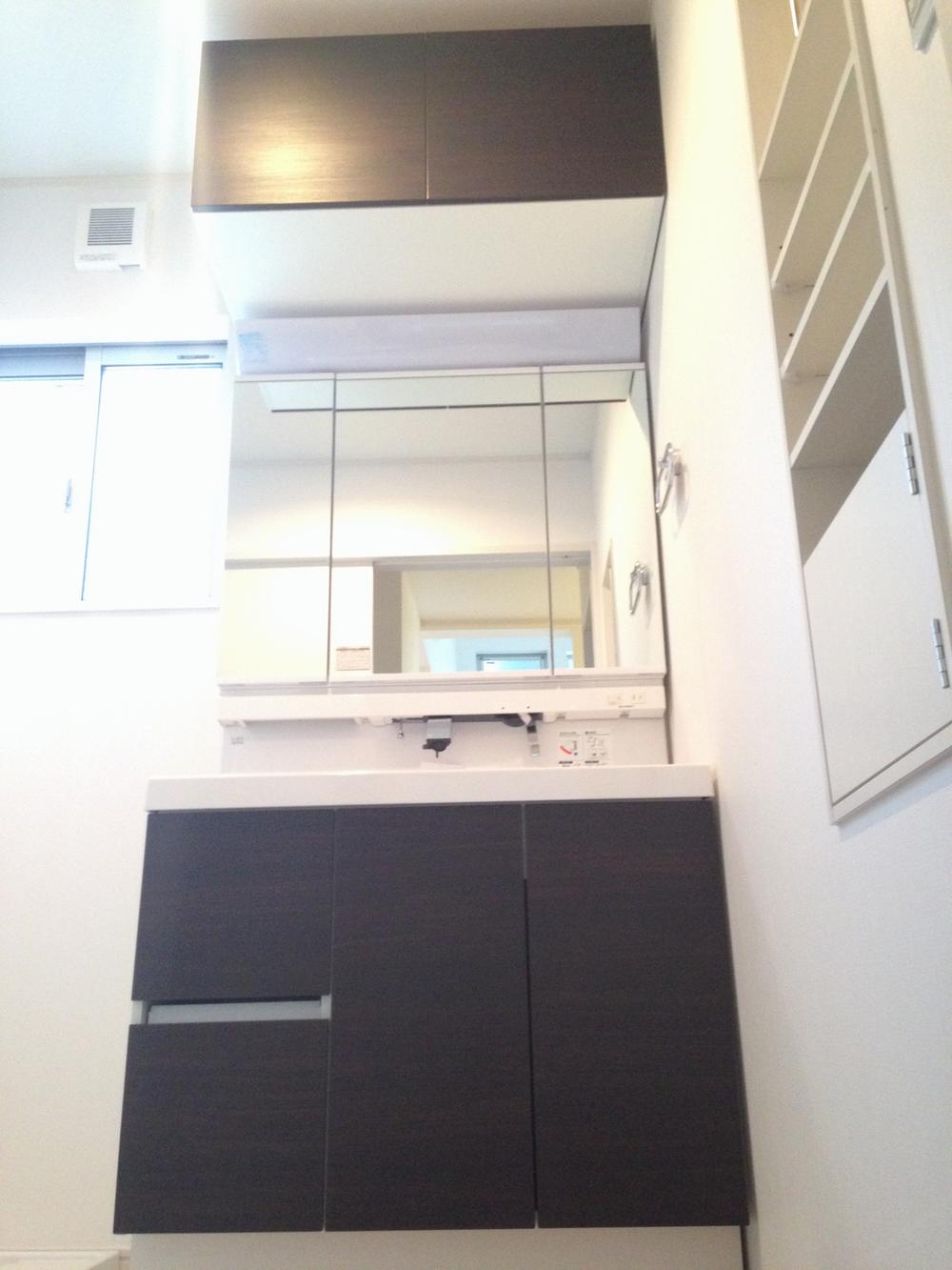 Wash basin, toilet. F Building vanity