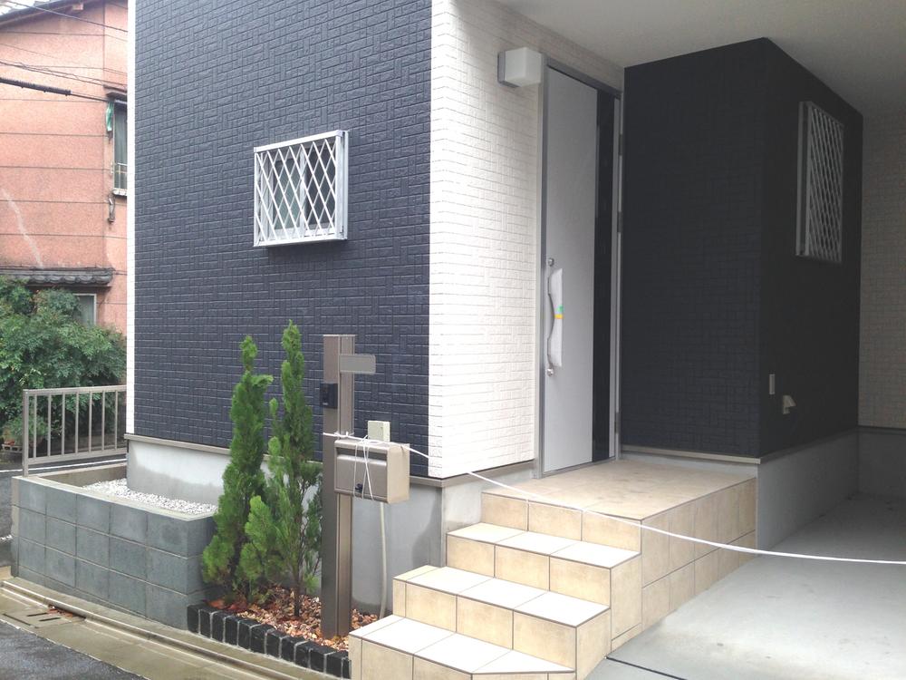 Entrance. Local (12 May 2013) Shooting