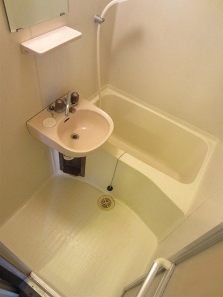 Bath. Spacious bathroom