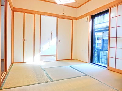 Other room space. This room has a plug of warm sunshine