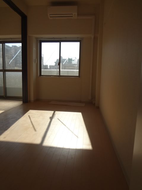 Living and room. 4F is a photograph of the under construction