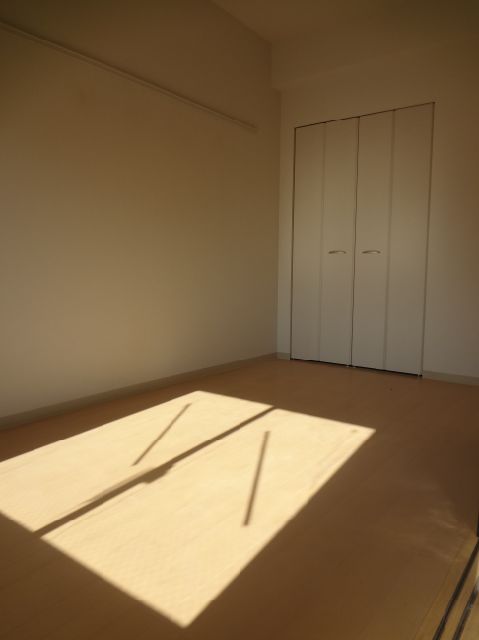 Living and room. 4F is a photograph of the under construction