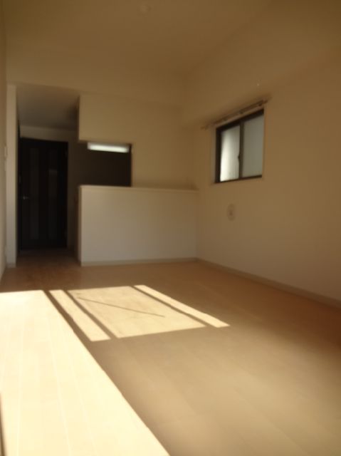 Living and room. 4F is a photograph of the under construction