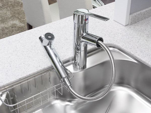 Kitchen.  [A built-in water purification cartridge "single-lever shower faucet"] The amount of water in the lever operation one, Installing the temperature adjustable single-lever faucet. Since the pull out the shower head, It is also useful, such as sink cleaning. Also, It has a built-in water purification cartridge.  ※ Cartridge replacement costs will be separately paid. (60A 'type same specifications ※ August 2011 shooting)