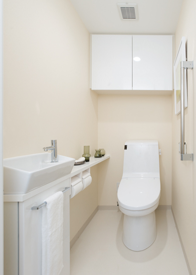 Other.  [Toilet with hand washing counter] The toilet, Established a style of hand washing counter loaded with compact hand wash basin on top of the counter. Also felt the room to look, Easy-to-use design in a compact. (Same specifications) ※ 55B ・ 65F ・ Except 55G type. Also, Washing the amount of water used is less water-saving low tank toilet, Adopt a hygienic and always pleasantly use heating toilet seat with warm water washing function.