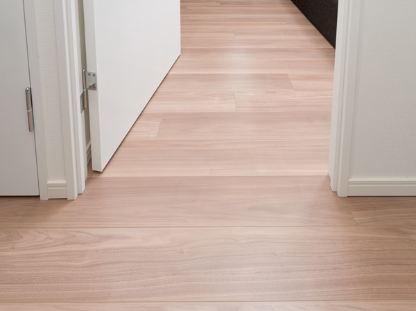 Other.  [As much as possible eliminate the flat design the interior of the step] Etc. to fall stumble, As much as possible to eliminate the floor level difference in the dwelling unit in order to avoid unexpected accidents in the dwelling unit, Achieve a flat floor. (Entrance, balcony, Except for the doorway of the bathroom)