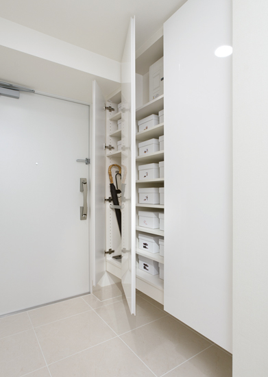 Other.  [Thor type was up the storage capacity by using a Tobiraura footwear input] The entrance, Set up a footwear input of tall type there is a height of up to ceiling near. Neat houses the umbrella to Tobiraura, By also easy to remove, Amount of storage of shoes also up, You can numerous storage. Also, Convenient accessory tray in the glove compartment, such as a seal ・ It has established a net basket. (Same specifications) ※ 65E ・ 65F type only.  ※ We have established the distribution board to the top.