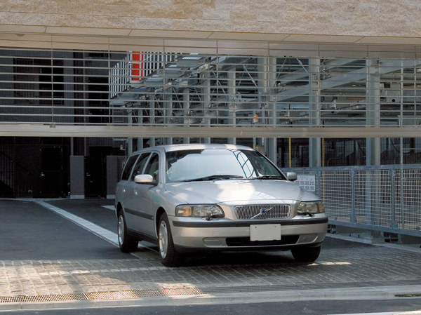 Security.  [Electric shutter gate (with private remote control)] The entrance of the parking lot, Installing an electric shutter gate to increase the safety and crime prevention. Open the shutter gate with a dedicated remote control, Since it closes automatically, You can operate without having to get down from the car.  ※ Except for the outdoor parking lot (same specifications)