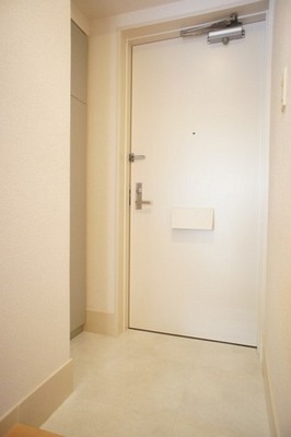 Entrance. Shoe box at the door right hand