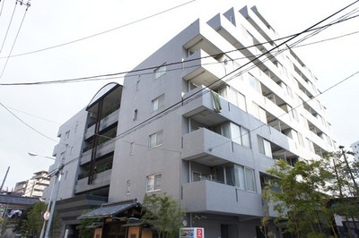 Building appearance. Parking Lot ・ There yard bike