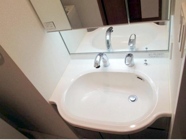 Wash basin, toilet