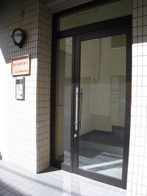 lobby. Auto-lock equipped