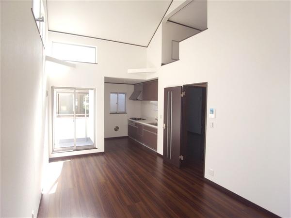 Living. 5.6 Pledge lofted living room. Fukinuki will produce a feeling of freedom. (H Building) 2012 / 12 shooting