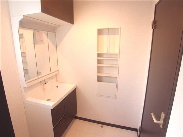 Wash basin, toilet. Wash basin (H Building) 2012 / 12 shooting