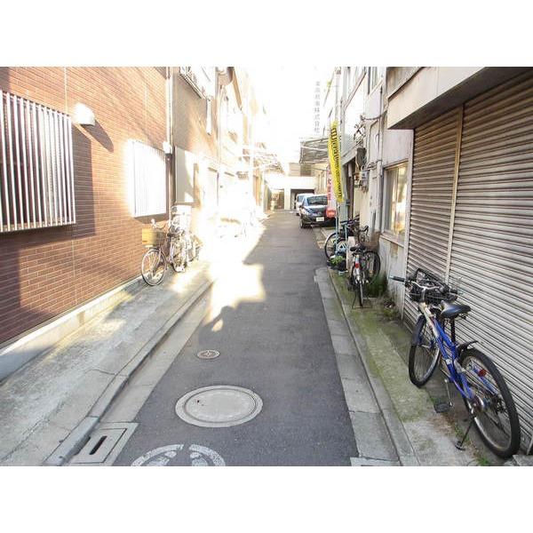 Local photos, including front road. North driveway