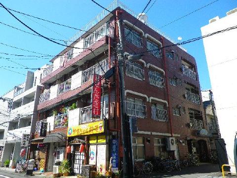 Entrance. Building appearance