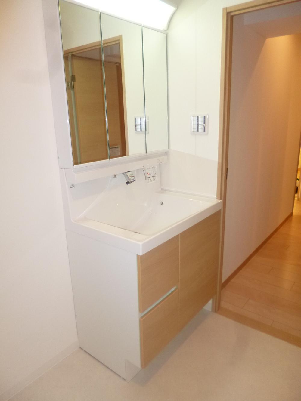 Wash basin, toilet. Storage part is becoming woodgrain with a sense of unity with your room.