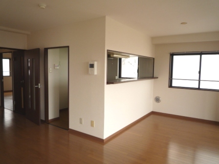 Living and room. I'm happy face-to-face kitchen