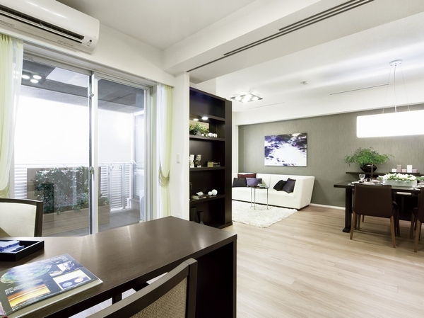 Overlooking the LD from Western-style (3). Sliding door fits neatly in one place, Since there is no bottom rail, In the full open, When the spacious use, Born more refreshing space