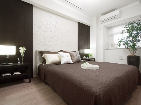 About 6.5 tatami of Western-style (1). Bay windows in the cabinet feeling, Let's decorate the photos and Green. To calm interior color, Bed cover of Brown also familiar to a tee