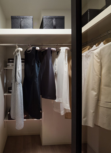 Receipt.  [Walk-in closet] It installed a lot of early large-capacity storage space walk-in closet.