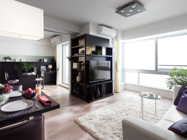 Living.  [living ・ dining] By adopting the corner sash and the lower window FIX, Adopt a planning design to improve the lighting and sense of openness. And breadth of the field of view of the two directions, A bright two-sided lighting, It has achieved a rich livability.