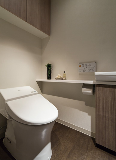 Bathing-wash room.  [toilet] Adopted TOTO made of water-saving washlet-integrated low silhouette toilet. Easy to clean with borderless shape because it has adopted a "Sefi on Detect" toilet bowl, The effect of the cleaning will be long-lasting.