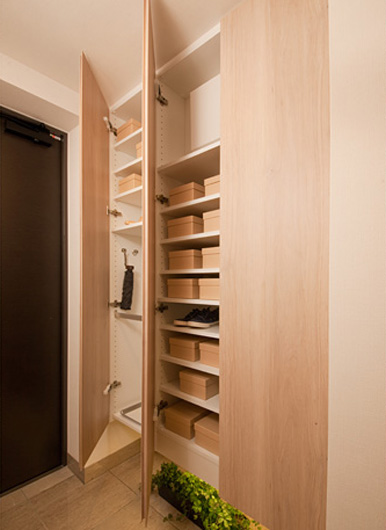 Receipt.  [Footwear purse] Thor type footwear put that umbrella can also be accommodated.