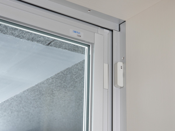 Security.  [Security sensors] Installing the security sensors in the front door and some windows of all dwelling units. If you open the window at the time of crime prevention set, It sounds alarm, It will be automatically reported to the security company.  ※ Window with a surface grid ・ FIX window ・ No foothold windows except