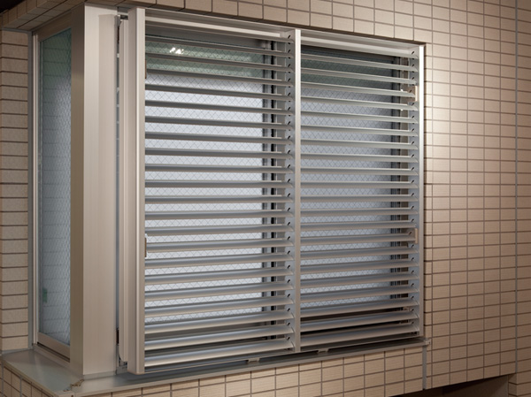 Security.  [Louver surface lattice] The windows facing the common corridor has established the louver surface lattice. Blindfold at an angle adjustable louver ・ Modulated light ・ Effective ventilation. Such as blocking the eyes from the suppression and corridors of illegal intrusion, Crime prevention ・ It enhances the privacy of.  ※ FIX windows except