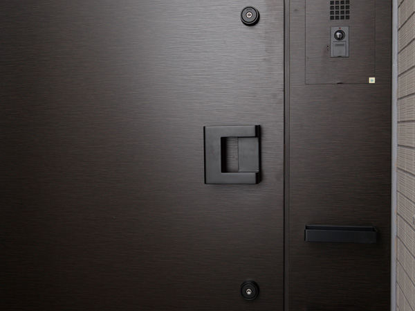 Security.  [Double Rock] Order to enhance crime prevention, Entrance door adopts double lock specification that can be locked in the up and down two places. Because it takes also time trying to unlock illegally, It has been with the attempted rate of crime increases.