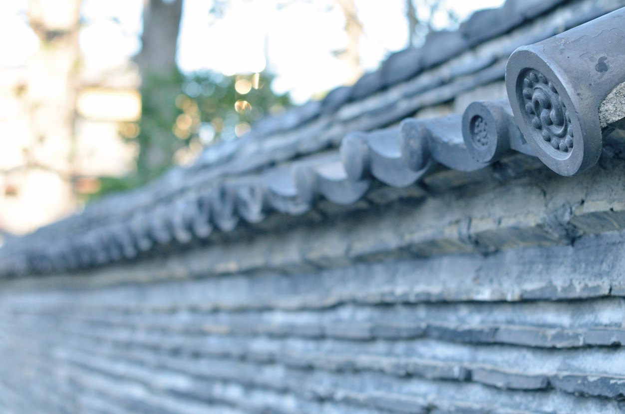 "Earthen wall of the Temple.". Temple and, Genroku year, Is also a place known Forty-Seven Ronin is often carried out huddle in Chushingura (13 mins / About 1020m)