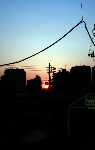 Stairs leading to the "Yanaka Ginza", Sunset from the "sunset gradually". Gradient and orange light of blue, such as want to take a photo wrap the city stood still. [9 minute walk / About 660m]