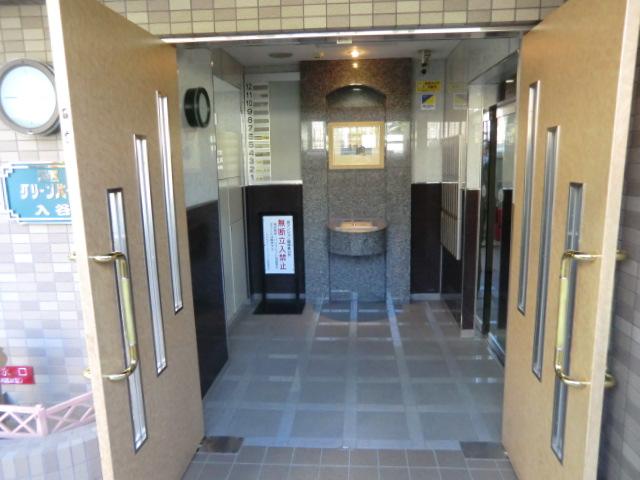 Entrance. Common areas