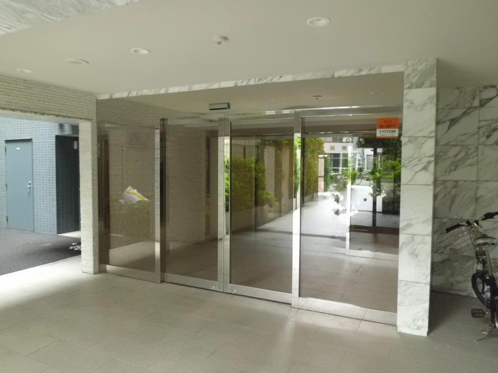 Entrance. Common areas
