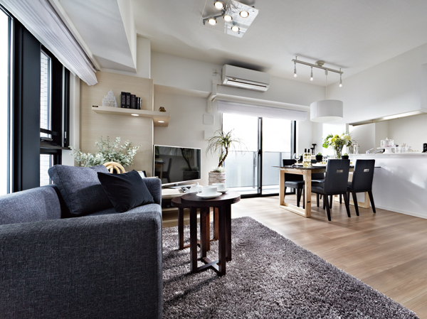 Living.  [Sunlight and wind to enter plan from all dwelling units south] Of all dwelling units living ・ It was provided with a dining on the south side. Warm sunlight, Fresh wind is living ・ Enter gently on dining. (The following three points, Building in the model room of the 2013 August shooting ・ 70A type ・ Living dining)