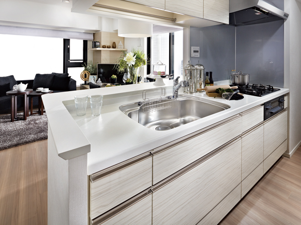 Living.  [Face-to-face kitchen (artificial marble counter top)] The kitchen is adopted face-to-face counter of depth up to about 300mm. Or temporarily placed the dishes before serving, Or decorate a flower, You can use a variety of applications. Less likely water is scattering because there is a difference in level between the sink and the counter. In addition, since face-to-face type, You can also enjoy hearthstone of the family while the housework. The counter top, beautifully, Also adopted an easy artificial marble maintenance.