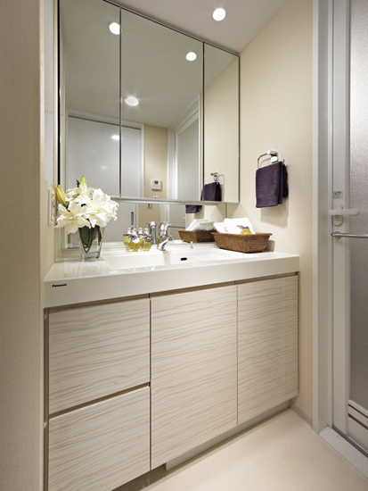 Bathing-wash room.  [Three-sided mirror with vanity] It has adopted a three-sided mirror with vanity, which also includes a three-sided mirror under mirror tailored to the child's point of view. Ensure the storage rack on the back side of the three-sided mirror. You can organize clutter, such as skin care and hair care products. Also storage rack is clean and maintain because it is clean and remove. (Building in the model room of the 2013 August shooting ・ 70A type ・ Powder Room)