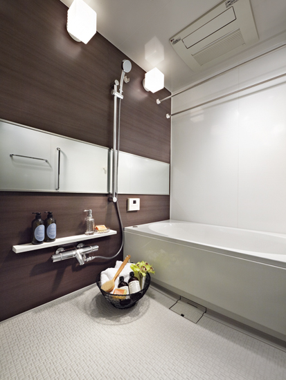 Bathing-wash room.  [Hot water is cold hard to keep warm tub] It was unlikely to cool the hot water warmed dedicated Furofuta and a dedicated bath heat insulation material. Once the boil, Because the hot water temperature is long-lasting and economical can save Reheating and adding hot water. (Building in the model room of the 2013 August shooting ・ 70A type ・ Bathroom)