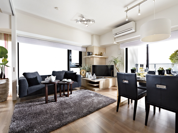 Living.  [Flexible plan that can change the floor plan] By opening a movable partition door of Western-style, living ・ Adopt a flexible design that can be dining and integrated use. Without reform, The ability to change the partition, You can use tailored to the lifestyle. Also, It can be stored partition door to the indoor side, Since there is no extra sleeve wall to the window surface, It will feel a more open-minded unity. (Living-dining)