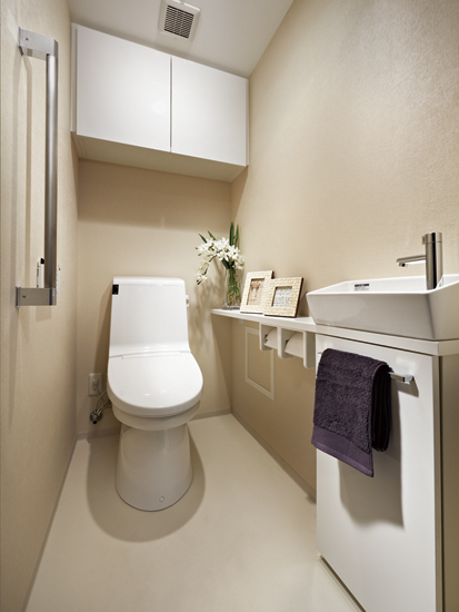 Bathing-wash room.  [Water-saving low tank toilet (with hand washing counter)] Adopting the cleaning water consumption is less low tank toilet. Water-saving is made to the reduction of CO2 emissions, Friendly specifications also an environmental perspective in economic. Also, Use clean and comfortable, It was equipped with a hot water wash function with heating toilet seat that was also attached deodorizing function. Hand wash with a counter of simple design with compact. (Building in the model room of the 2013 August shooting ・ 70A type)