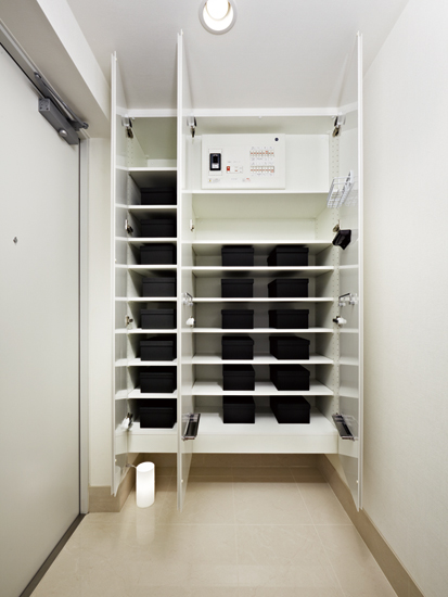 Receipt.  [Thor type footwear input] The entrance, Has established a footwear input of tall type there is a height of up to ceiling near. Neat houses the umbrella to Tobiraura, By also easy to remove, Amount of storage of shoes also up, You can numerous storage. Also, Convenient accessory tray in the glove compartment, such as a seal ・ It has established a net basket.  ※ It has established a distribution board or the like to the top.